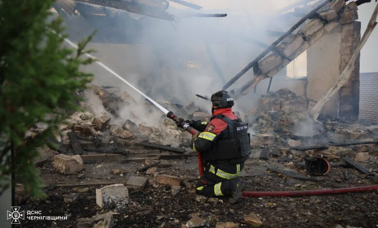 У Чернігові внаслідок атаки дронами згорів житловий будинок (Фото)