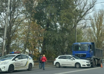 У Чернігові зіштовхнулися вантажівка та автівка (Фотофакт) У Чернігові зіштовхнулися вантажівка та автівка (Фотофакт)