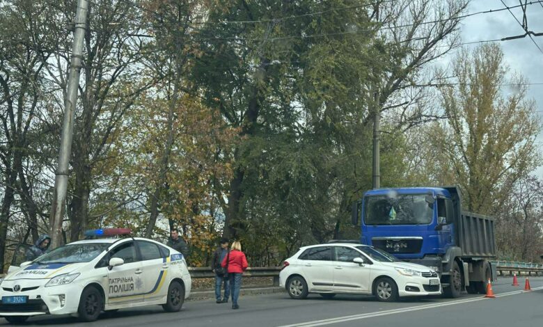 У Чернігові зіштовхнулися вантажівка та автівка (Фотофакт)