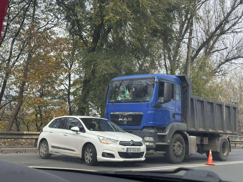 У Чернігові зіштовхнулися вантажівка та автівка (Фотофакт)