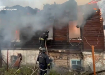 У Новгороді-Сіверському внаслідок влучання безпілотника зайнявся будинок (Відео, Фото) У Новгороді-Сіверському внаслідок влучання безпілотника зайнявся будинок (Відео, Фото)