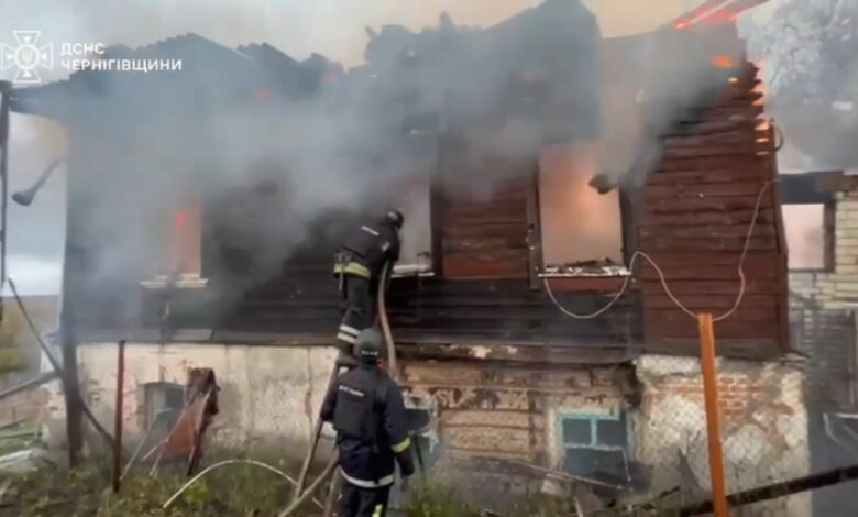 У Новгороді-Сіверському внаслідок влучання безпілотника зайнявся будинок (Відео, Фото)