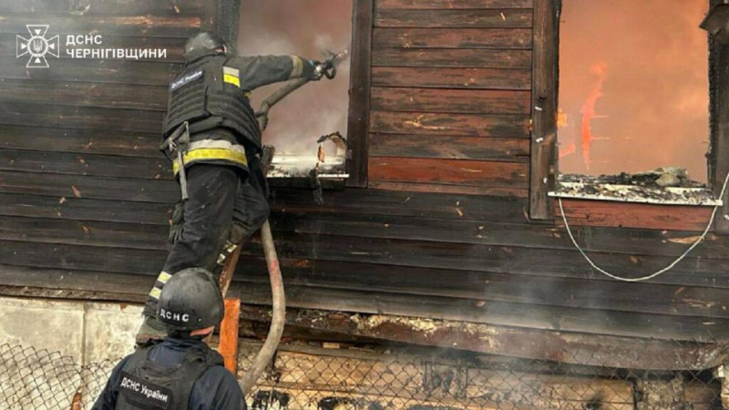 У Новгороді-Сіверському внаслідок влучання безпілотника зайнявся будинок (Відео, Фото)