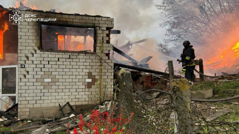 У Новгороді-Сіверському внаслідок влучання безпілотника зайнявся будинок (Відео, Фото)