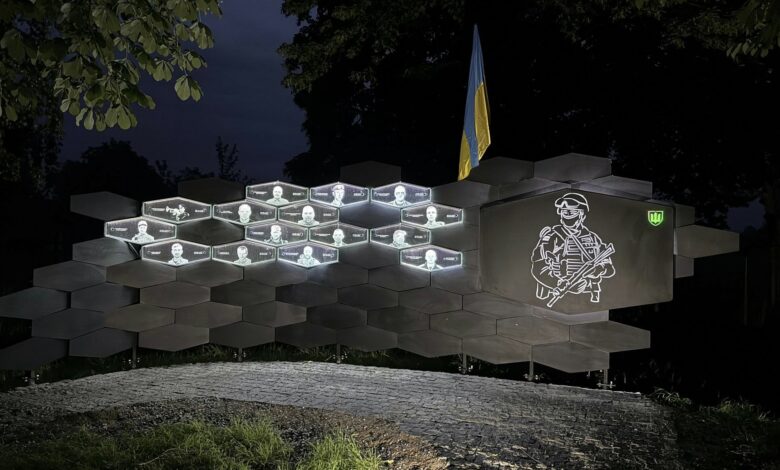 У селі на Чернігівщині встановили унікальну стелу загиблим Героям