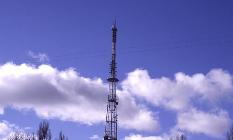 Унаслідок російських ударів телевежа в Чернігові зазнала пошкоджень: містян просять не наближатися до неї