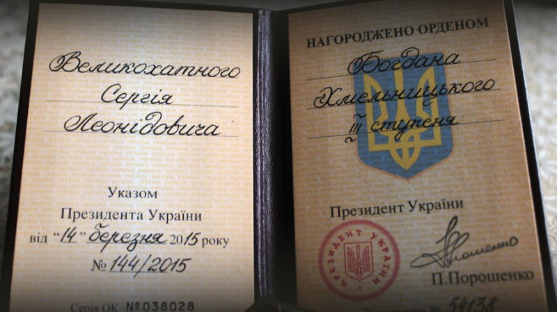 Як ветеран війни, який втратив ногу у Дебальцевому, займається різьбярством та працює секретарем селищної ради