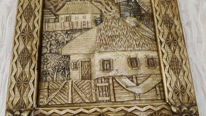 Як ветеран війни, який втратив ногу у Дебальцевому, займається різьбярством та працює секретарем селищної ради