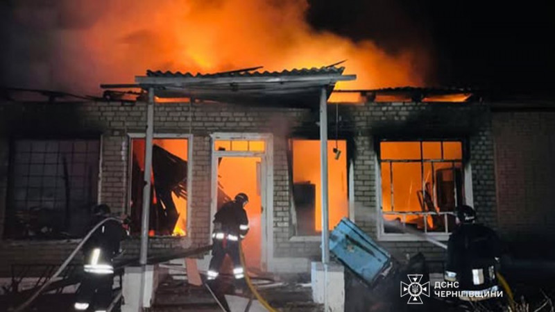 Російські безпілотники атакували центр Корюківки