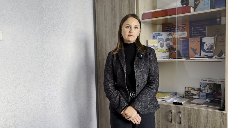 Як ветеран війни, який втратив ногу у Дебальцевому, займається різьбярством та працює секретарем селищної ради