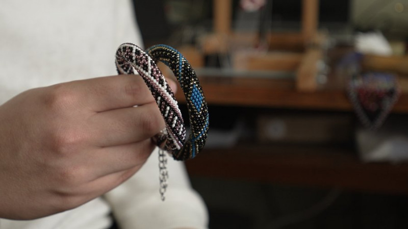 Гердани, браслети, силянки та аксесуари для машин: 16-річний чернігівець понад 2 роки створює вироби з бісеру