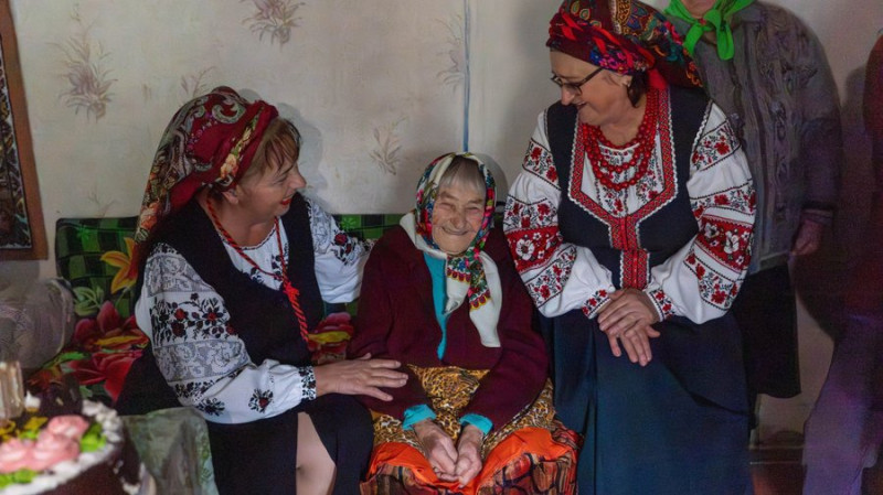 Сама порається по господарству, пече пироги та шиє без окулярів: жителька Сосниці, що на Чернігівщині, святкує 100 років