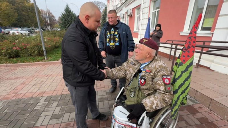 "У райцентрах донатять більше": волонтер дядя Гриша з Херсона завітав до Прилук Чернігівської області