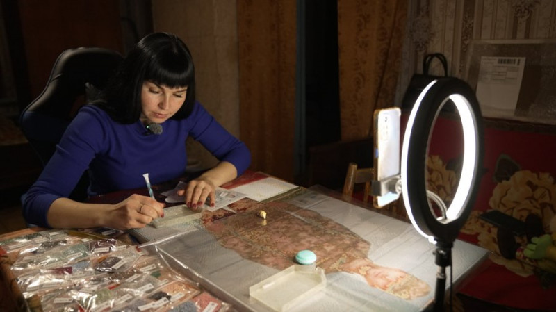 TikTok допоміг розрахуватися з боргами після розлучення: жителька Чернігівщини знімає блог про життя в селі