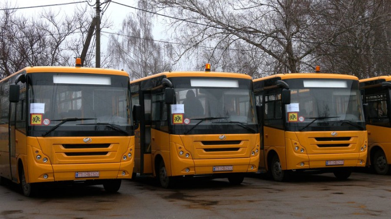 "Нам цей транспорт був необхідний": 17 нових шкільних автобусів передали громадам Чернігівщини
