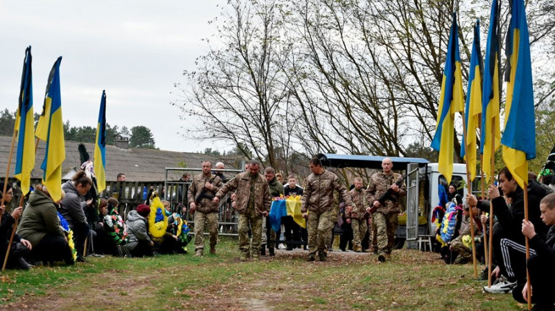 На Чернігівщині поховали військових Віктора Телушка та Євгенія Притику