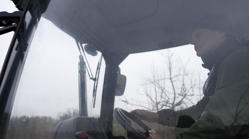 "Я засумував за мирною працею": після повернення з війни колишній голова Чернігівської райради сів за кермо трактора