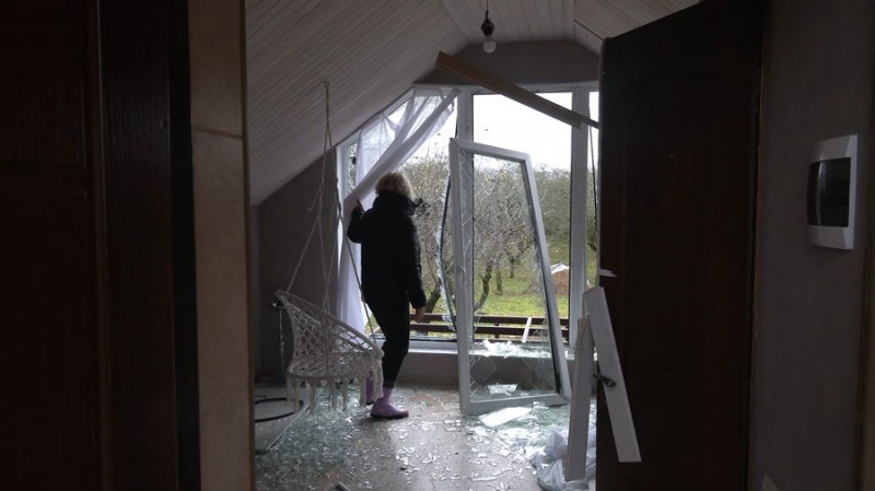 "Все однією секундою: раз — і нема": жителька Новгорода-Сіверського про "шахед", який вибухнув на її подвір'ї