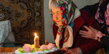 Сама порається по господарству, пече пироги та шиє без окулярів: жителька Сосниці, що на Чернігівщині, святкує 100 років
