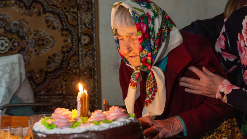 Сама порається по господарству, пече пироги та шиє без окулярів: жителька Сосниці, що на Чернігівщині, святкує 100 років