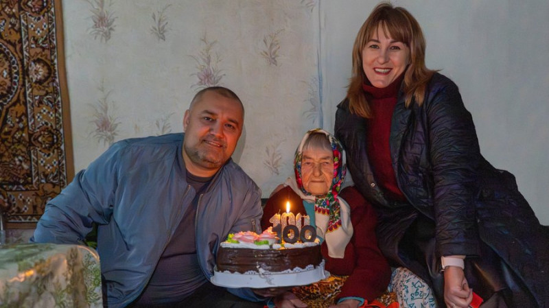 Сама порається по господарству, пече пироги та шиє без окулярів: жителька Сосниці, що на Чернігівщині, святкує 100 років