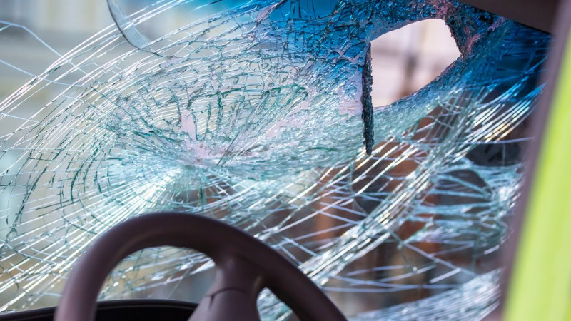 Збив двох людей, які ремонтували зупинку: у Чернігові сталася ДТП за участі п'яного водія