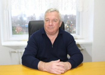 Чиновником, якого затримали за підозрою у вимаганні $20 000 за оренду землі, виявився Володимир Моцьор з Козельця Чиновником, якого затримали за підозрою у вимаганні $20 000 за оренду землі, виявився Володимир Моцьор з Козельця