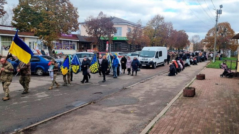 На Чернігівщині поховали військових Віктора Телушка та Євгенія Притику