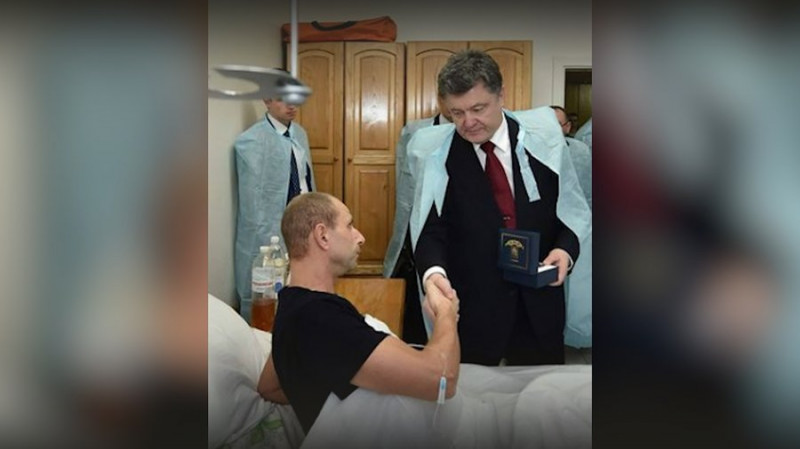 Як ветеран війни, який втратив ногу у Дебальцевому, займається різьбярством та працює секретарем селищної ради