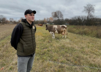 Доглядає за господарством та веде ТікТок-блог про життя в селі: історія 20-річного хлопця з Чернігівщини