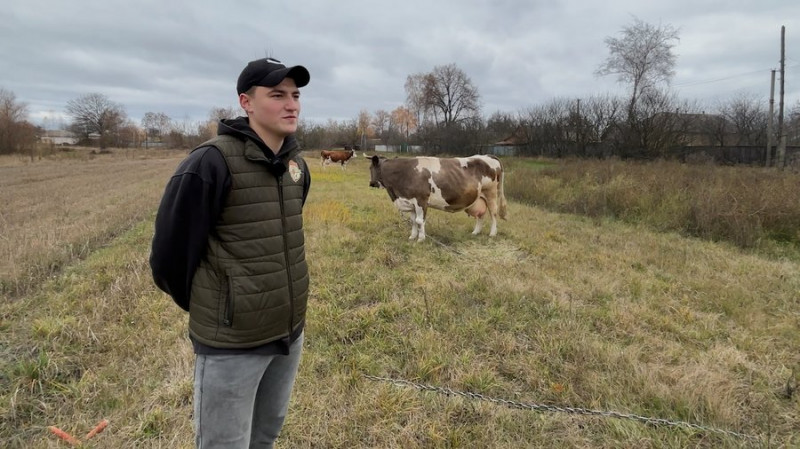 Доглядає за господарством та веде ТікТок-блог про життя в селі: історія 20-річного хлопця з Чернігівщини