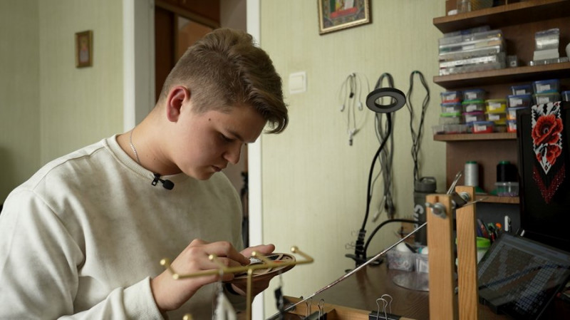 Гердани, браслети, силянки та аксесуари для машин: 16-річний чернігівець понад 2 роки створює вироби з бісеру