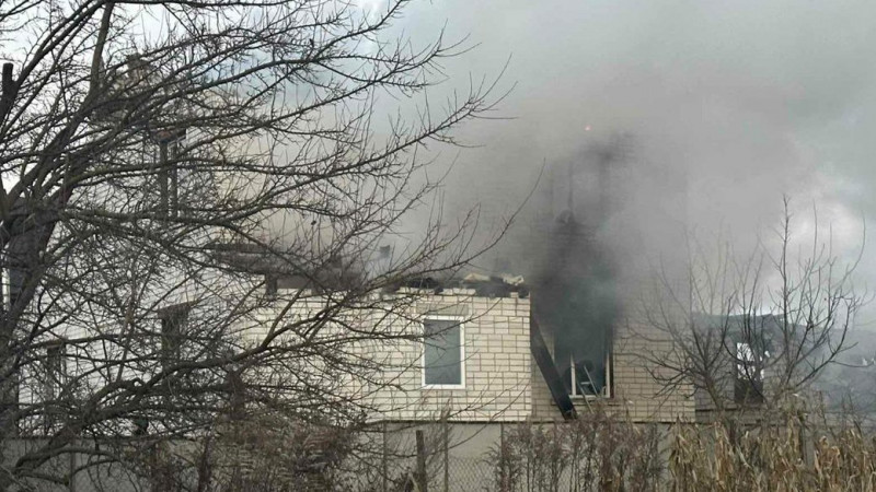 Вціліла, бо пішла стригтись: що розповіла власниця будинку в Киїнці поблизу Чернігова, на який впав російський "шахед"