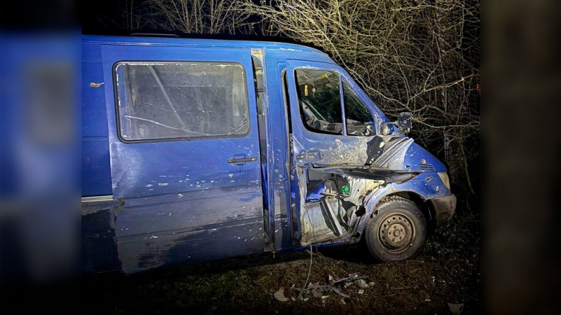 У Семенівці на Чернігівщині російські війська FPV-дроном атакували цивільний мікроавтобус