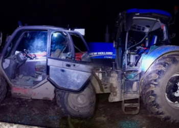 "Ланцетом" по сільськогосподарському підприємству: внаслідок атаки РФ на прикордонні Чернігівщини пошкоджений трактор «Ланцетом» по сільськогосподарському підприємству: внаслідок атаки РФ на прикордонні Чернігівщини пошкоджений трактор