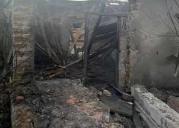 Горіла будівля, пошкоджені Будинок культури та жилі будинки: РФ атакувала БпЛА населений пункт на Коропщині Горіла будівля, пошкоджені Будинок культури та жилі будинки: РФ атакувала БпЛА населений пункт на Коропщині