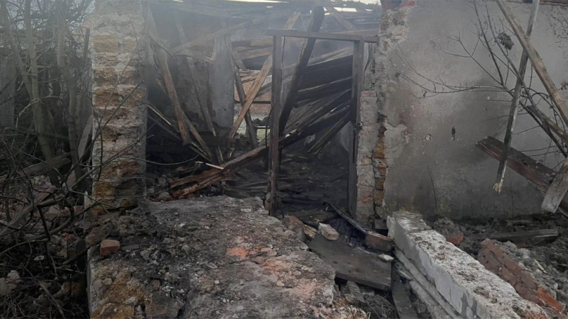 Горіла будівля, пошкоджені Будинок культури та жилі будинки: РФ атакувала БпЛА населений пункт на Коропщині