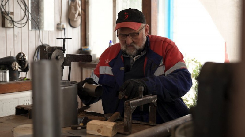 Буржуйки для військових із використаних "Ураганів": як волонтерить подружжя із Чернігівщини