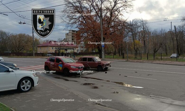 Авітвка таксі потрапила у ДТП у Чернігові (Фотофакт)