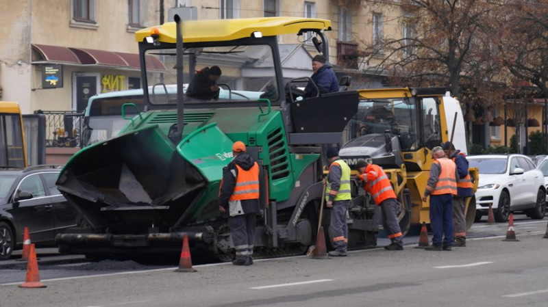 У Чернігові ремонтують дорогу на перехресті проспектів Миру та Перемоги: коли закінчать роботи