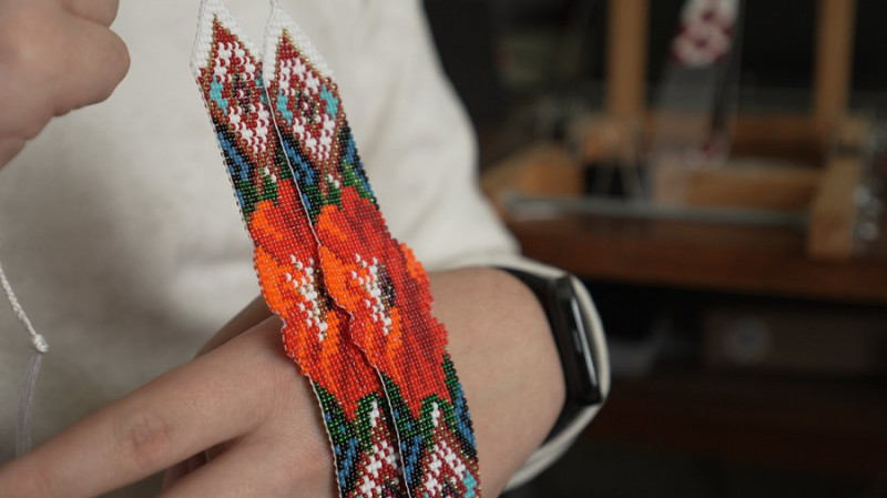 Гердани, браслети, силянки та аксесуари для машин: 16-річний чернігівець понад 2 роки створює вироби з бісеру