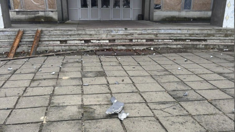 Росіяни вдарили безпілотником по будинку культури в центрі Семенівки на Чернігівщині