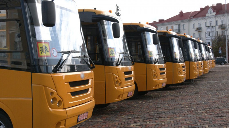 "Нам цей транспорт був необхідний": 17 нових шкільних автобусів передали громадам Чернігівщини