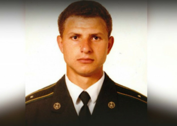 Як ветеран війни, який втратив ногу у Дебальцевому, займається різьбярством та працює секретарем селищної ради