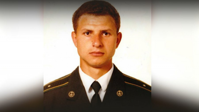 Як ветеран війни, який втратив ногу у Дебальцевому, займається різьбярством та працює секретарем селищної ради