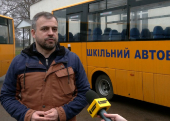 «Нам цей транспорт був необхідний»: 17 нових шкільних автобусів передали громадам Чернігівщини