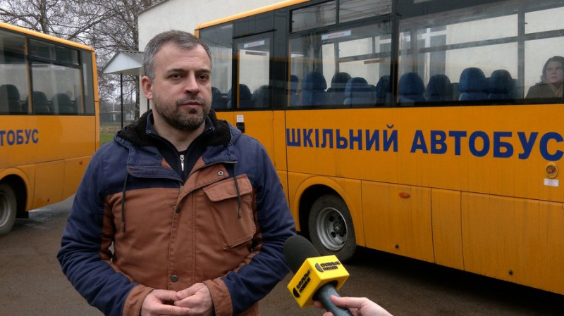 "Нам цей транспорт був необхідний": 17 нових шкільних автобусів передали громадам Чернігівщини