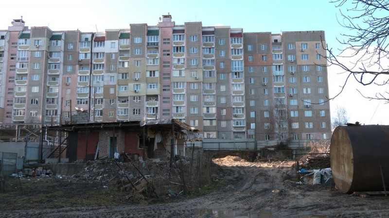 Через будівництво на вулиці Єськова у Чернігові провалилась частина парковки біля сусіднього будинку