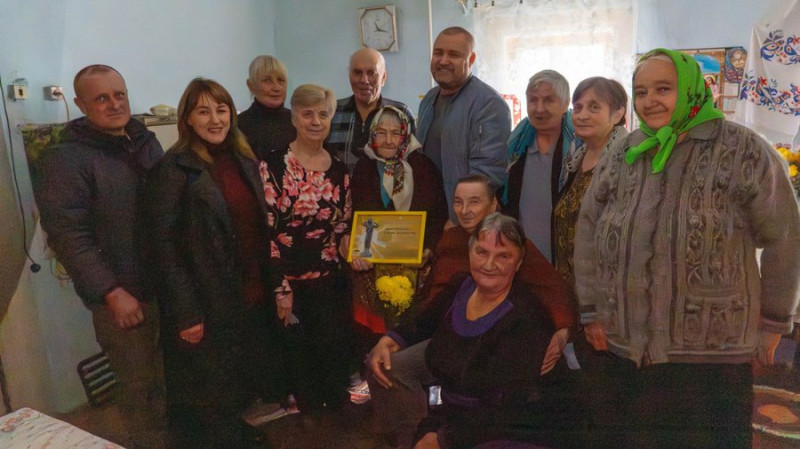 Сама порається по господарству, пече пироги та шиє без окулярів: жителька Сосниці, що на Чернігівщині, святкує 100 років