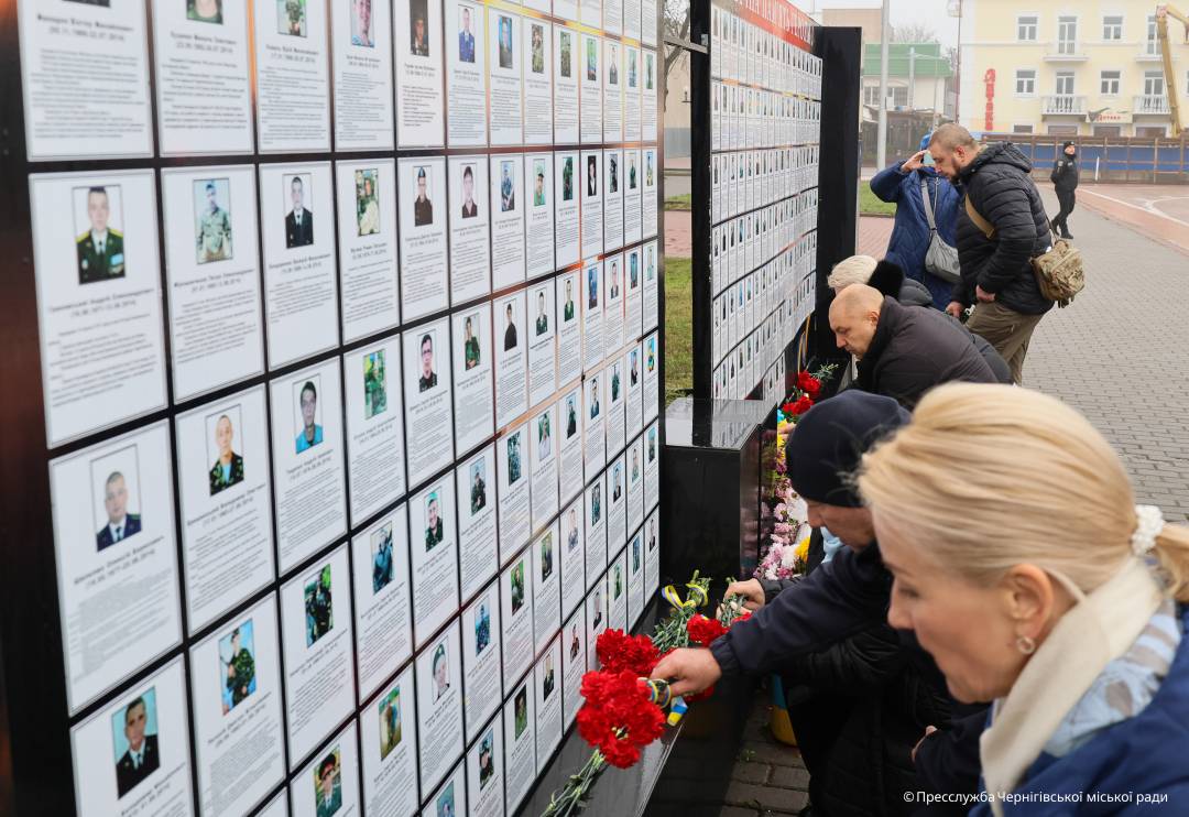 День Гідності та Свободи: у Чернігові вшанували пам’ять Героїв Небесної Сотні та загиблих захисників